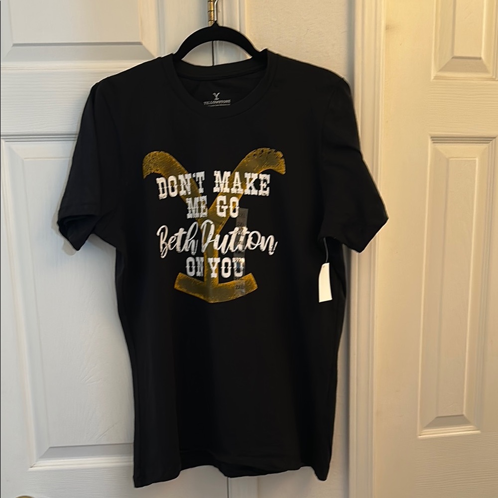 Yellowstone Bundle Black Graphic T-Shirt with Gold and White Print 2X and Socks